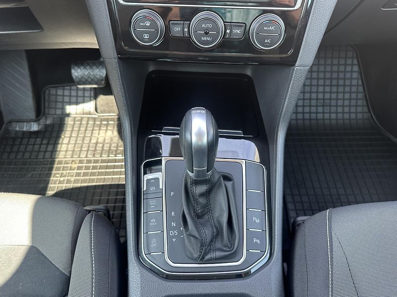 Volkswagen Golf Sportsvan (2014) 2.0 TDI 1. majitel, ser. kniha - fotka 25 z 41
