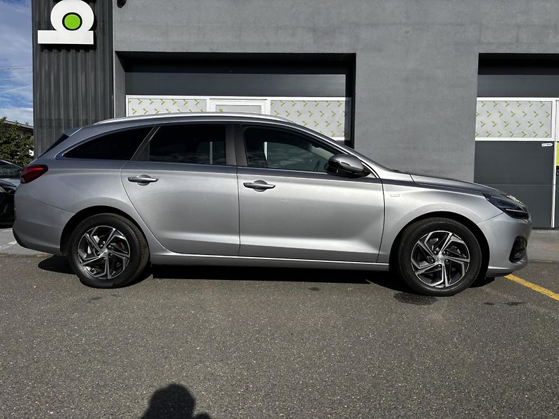 Hyundai i30 (2023) Kombi Smart 1.5 T-GDI MHEV - fotka 2 z 12
