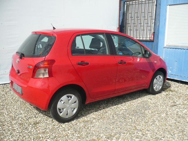 Toyota Yaris 1.0i 51Kw - fotka 6 z 24