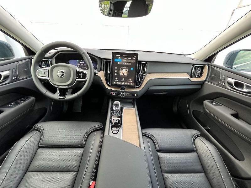 Volvo XC60 PLUS BRIGHT B5 AWD 184kW - fotka 15 z 31