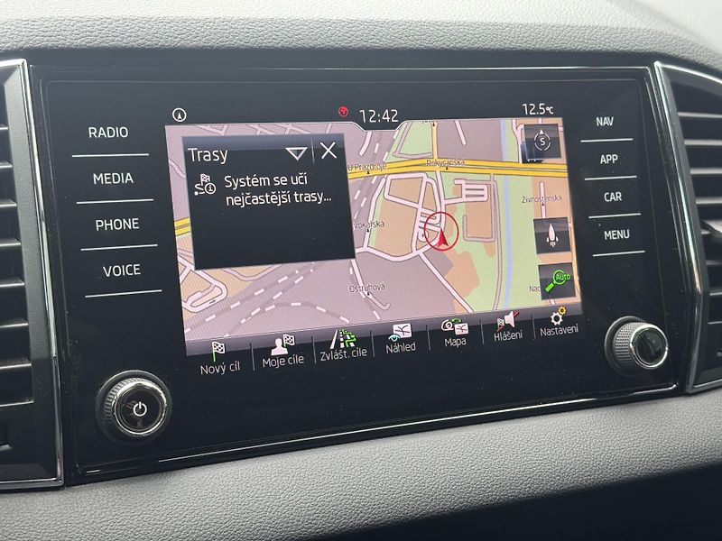 Škoda Karoq (2019) 1.5TSi DSG Style Virtual RZV - fotka 35 z 52
