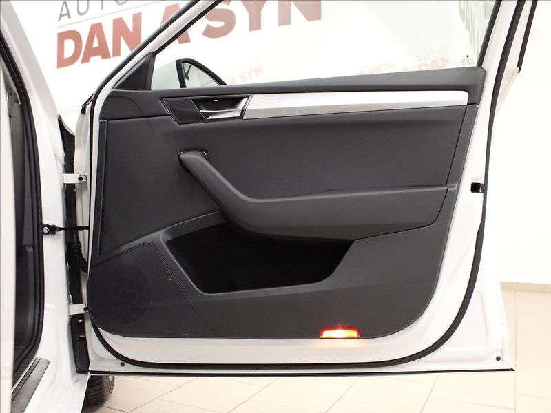 Škoda Superb 2,0 TDI DSG LED 1.majitel - fotka 11 z 37