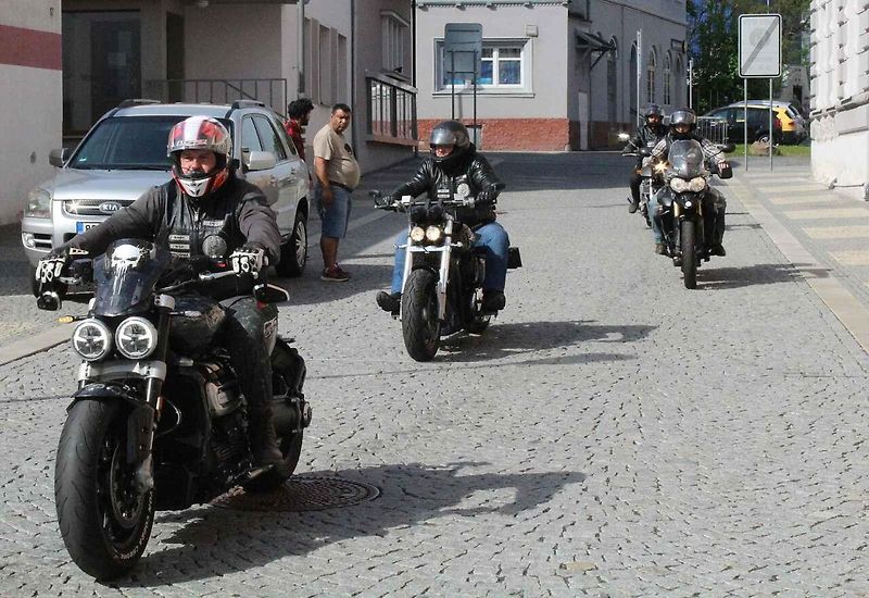 Motorkáři mají signály mezi sebou i směrem k řidičům aut. Ilustrační foto