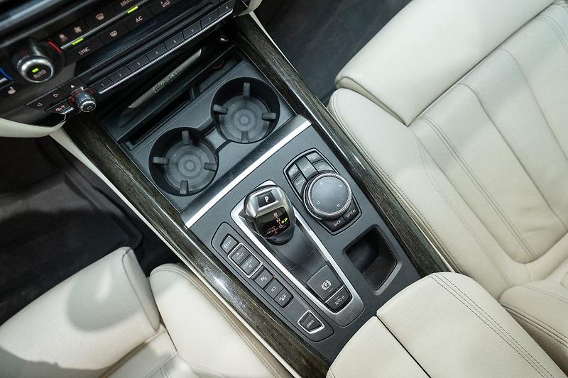 BMW X5 40e 2.0 180 kW xDrive - fotka 16 z 49