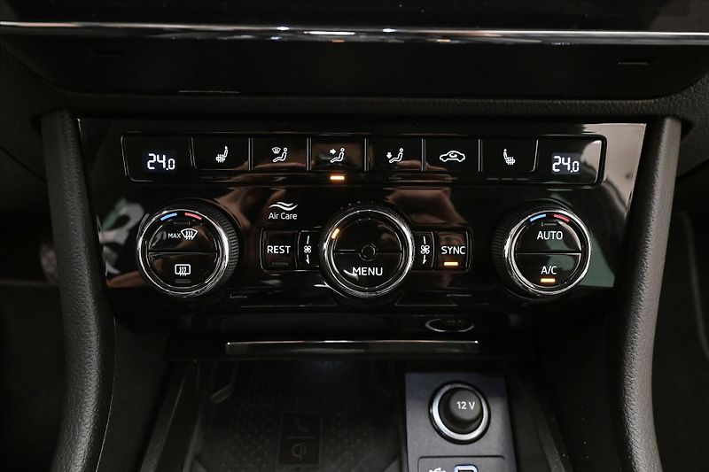 Škoda Superb 2,0 TDI 110 KW DSG STYLE Záruk - fotka 21 z 33