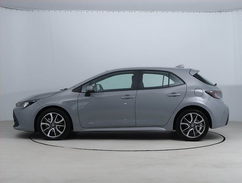 Toyota Corolla (2022) 1.8 Hybrid - fotka 3 z 19