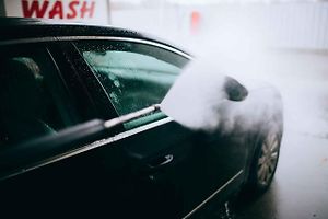Při mytí není vhodné přibližovat trysku těsně ke karoserii ani nechávat proud dlouho působit na jednom místě.