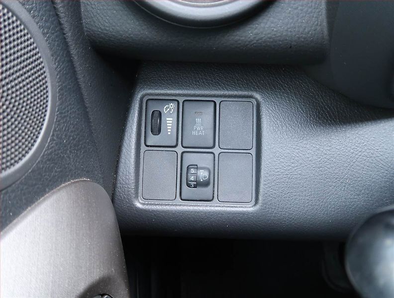 Toyota RAV4 (2011) 2.2 D-4D, 4X4, Tempomat - fotka 18 z 19