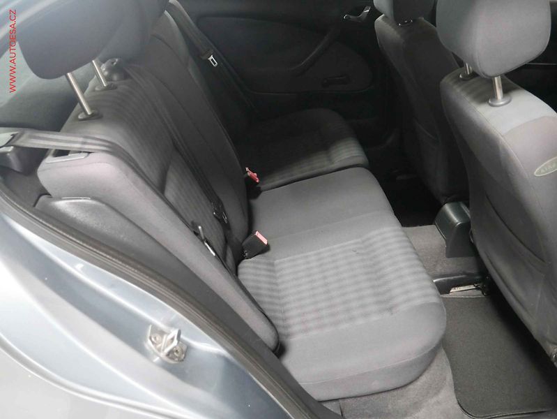 Škoda Octavia (2004) 1.6i, AC, park.asist - fotka 11 z 15