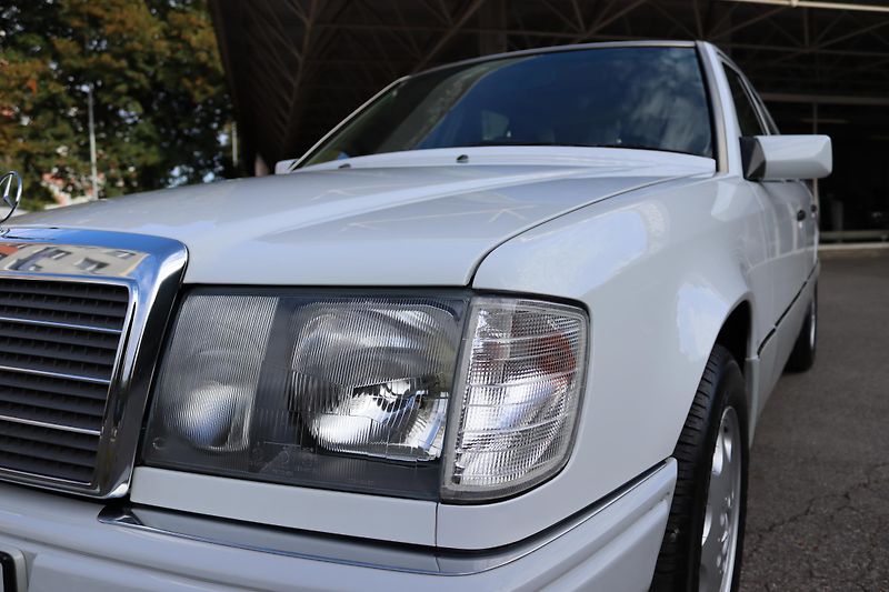 Mercedes-Benz 124 W124 320 E Sedan (1993) - fotka 5 z 32