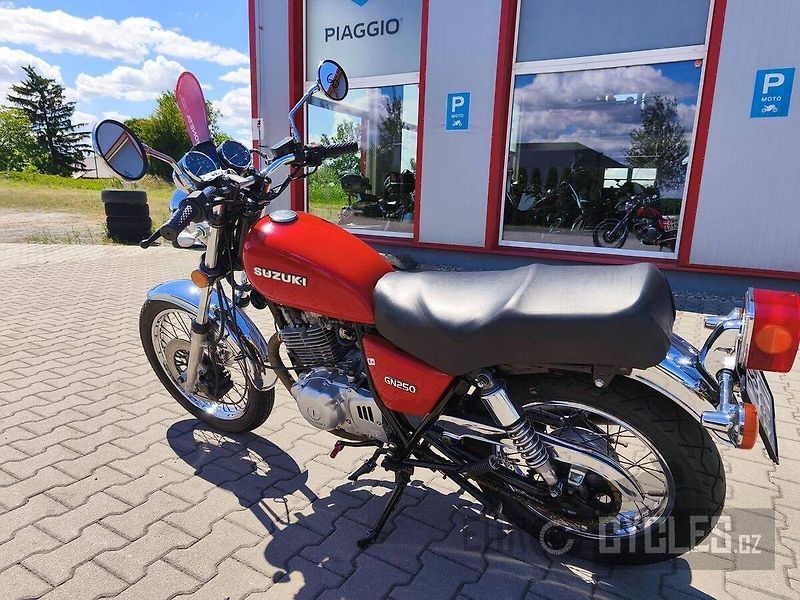 Suzuki GN 250 (1993) - fotka 3 z 10