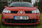 Na zevnějšku modelu Mégane Sport Renault skutečně nešetřil. Přední nárazník je s obřím vstupem vzduchu k mezichladiči.
