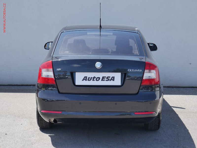 Škoda Octavia (2009) 1.6MPi, 1.maj,ČR, AC, park - fotka 5 z 15