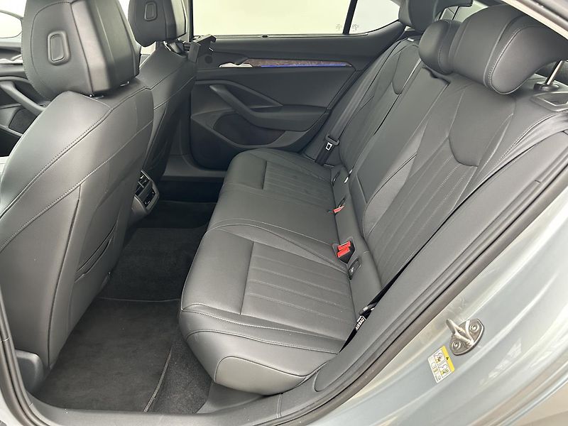 Škoda Superb 2.0 TDi L & K - fotka 25 z 33