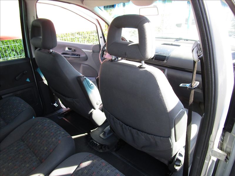 Volkswagen Sharan 1.9TDi aut. klima, 7 míst - fotka 20 z 43