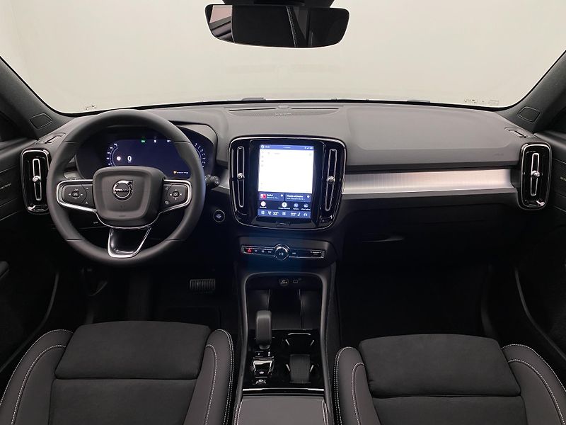 Volvo XC40 (2026) B4 AUT DARK PLUS - fotka 2 z 54