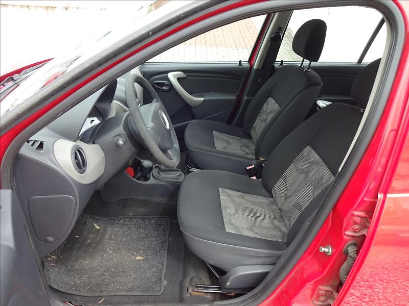 Dacia Sandero 1,4i 55kW - fotka 16 z 39