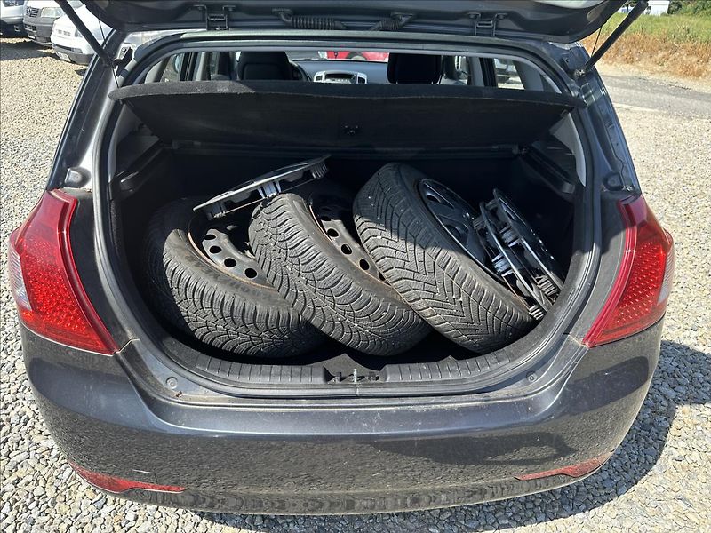 Kia Ceed 1,6 CRDi 85kW Exclusive - fotka 24 z 28