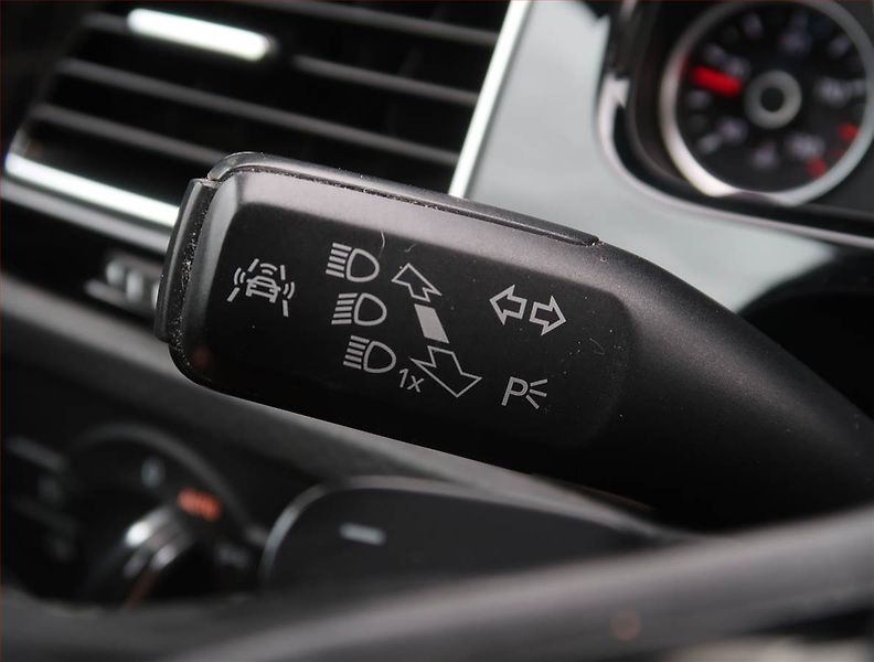 Volkswagen Touareg (2015) R-Line 3.0 TDI, R-Line,Kůže - fotka 21 z 29