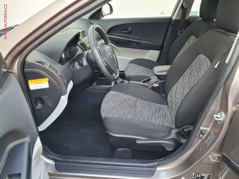 Kia Ceed (2009) 1.4CVVT, ČR, AC, tempo - fotka 9 z 15