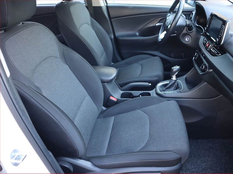 Hyundai i30 (2023) Family 1.5 DPI, Serv.kniha - fotka 9 z 19