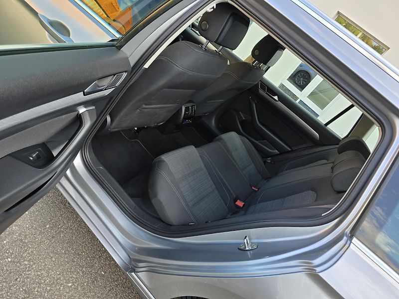 Volkswagen Passat DSG 2,0TDI BUSINESS NAVI - DPH - fotka 30 z 35