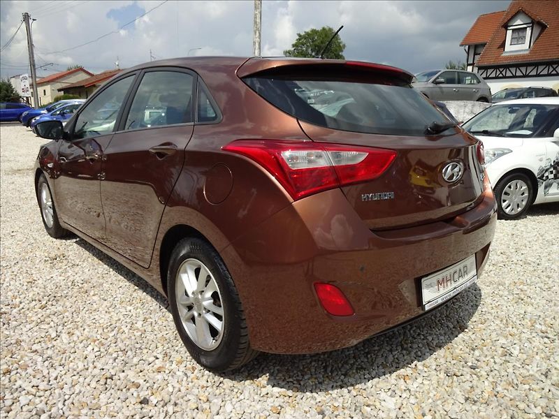 Hyundai i30 1,6i 88kW - fotka 4 z 48