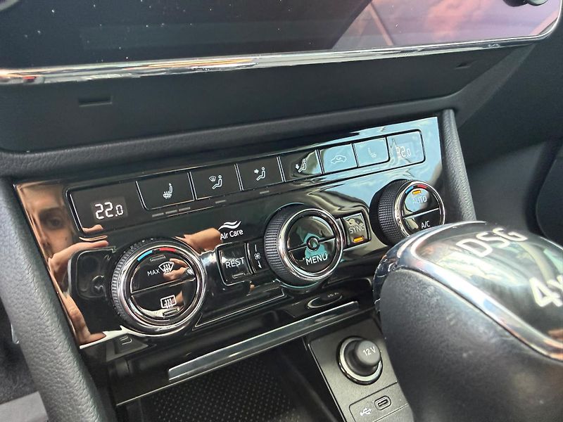 Škoda Superb Style 2.0 TDI 147kw DSG 4x4 Co - fotka 17 z 24