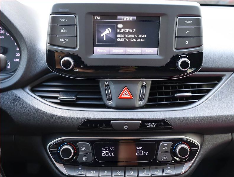 Hyundai i30 (2017) 1.4 CVVT, Tempomat - fotka 12 z 20