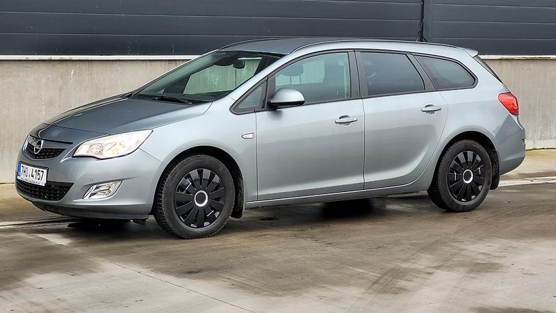 Opel Astra (2012) 1,7 CDTI 92KW - fotka 4 z 17