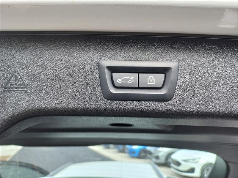 BMW Řada 5 530d Touring xDrive M-paket - fotka 24 z 26