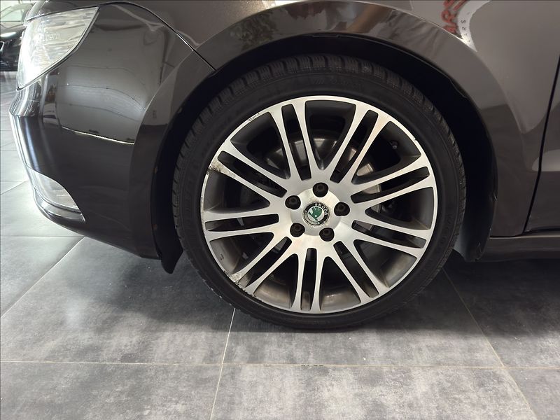 Škoda Superb 2,0   TDI 4X4 125KW ELEGANCE - fotka 28 z 31