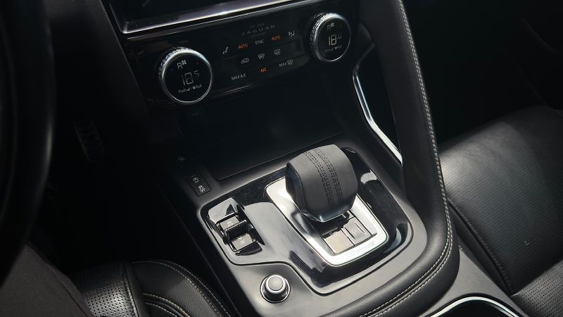 Jaguar E-Pace (2021) 2.0 D200 mHEV AWD R-Dynamic SE - fotka 7 z 9
