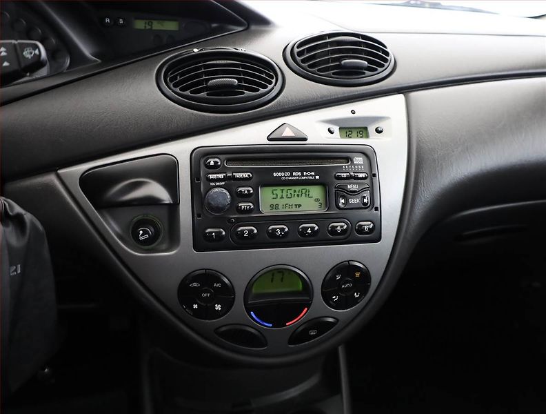 Ford Focus (2002) 1.6 16V, nová STK, Klima - fotka 9 z 14