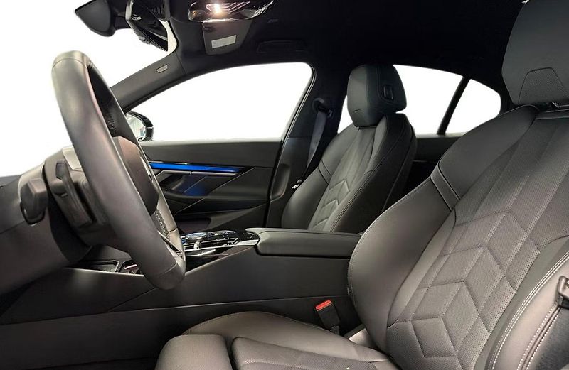 BMW i5 xDrive40 M Sport Kamera Tažné - fotka 12 z 18