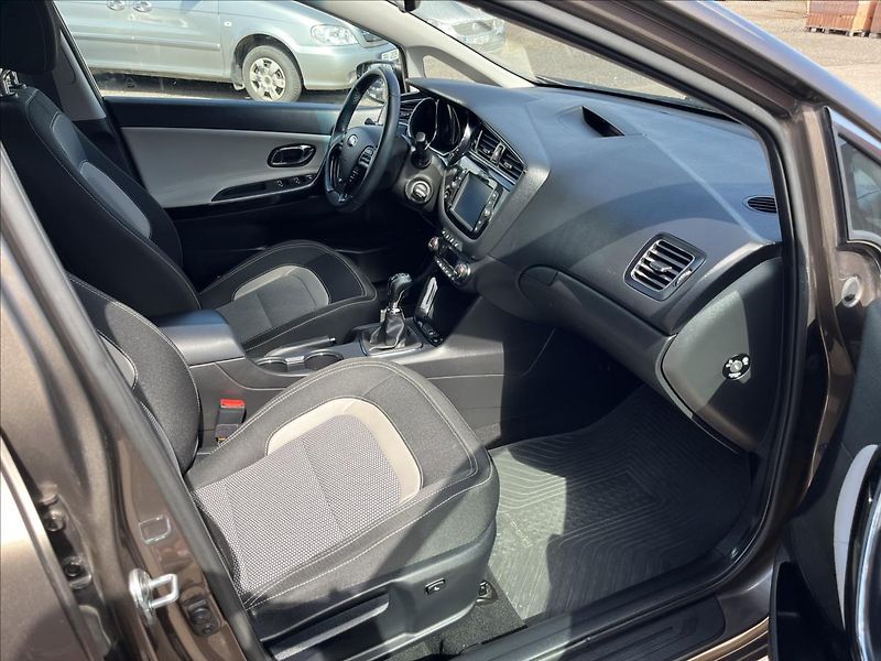 Kia Ceed 1,6 CRDi ČR KLIMA KAMERA NAVI - fotka 10 z 45
