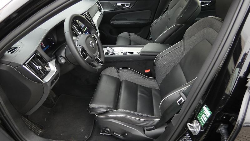 Volvo S60 B5 AWD Ultimate Dark - fotka 17 z 21