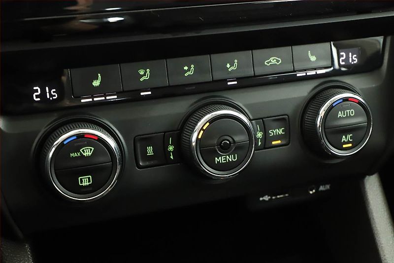 Škoda Octavia (2017) Laurin&Klement 1.8 TSI, Kůže - fotka 11 z 17
