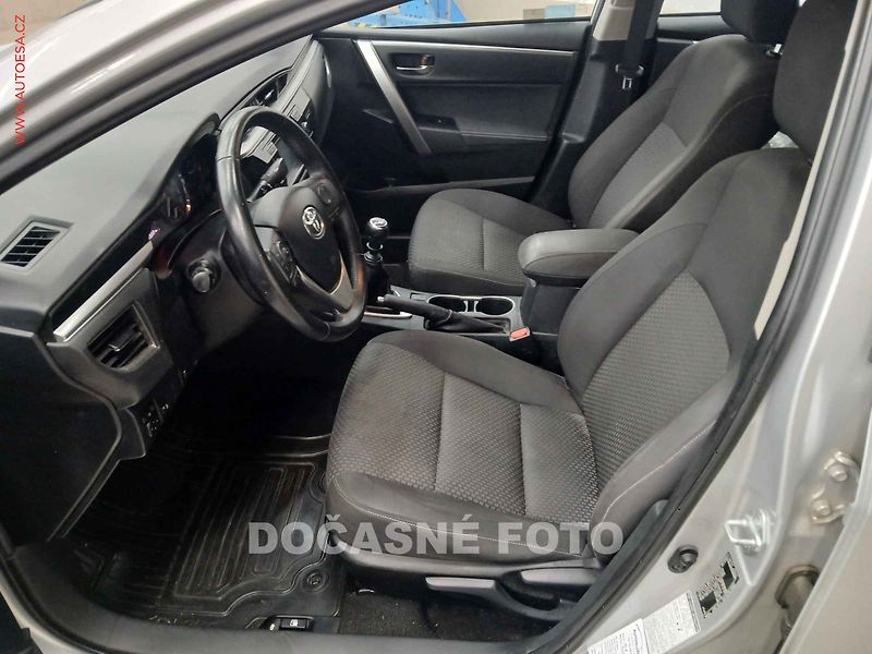 Toyota Corolla (2016) 1.6 i, 1.maj,ČR, STK8/28 - fotka 3 z 3