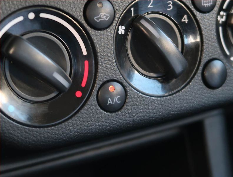 Suzuki Swift (2008) 1.3 i, Vyhř. sedaček - fotka 16 z 17