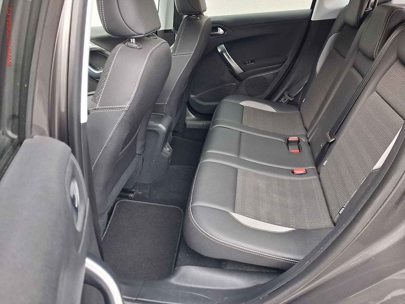 Peugeot 2008 (2019) 1.2 PT, Allure, AT, TZ, navi - fotka 10 z 19
