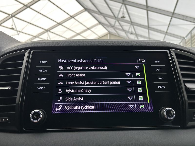 Škoda Karoq 1.5 TSI SportLine - fotka 9 z 32