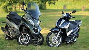 Piaggio MP3 500ie Sport LT (vlevo) a Piaggio Medley 125ie.