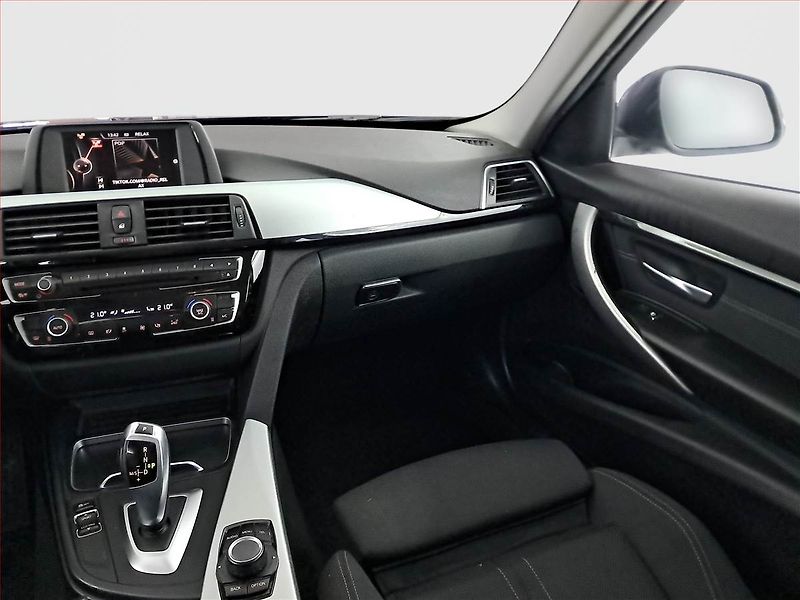 BMW Řada 3 (2016) 320 d, Automat, Tempomat - fotka 8 z 24