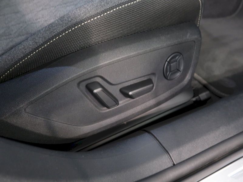 Audi A5 (2025) AVANT S-LINE 2.0TDI 150KW 4x4 - fotka 15 z 40