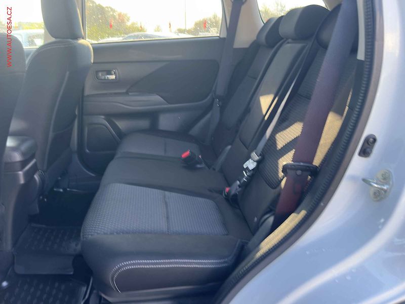 Mitsubishi Outlander (2017) 2.0 MIVEC, Edition, AT, TZ - fotka 10 z 20