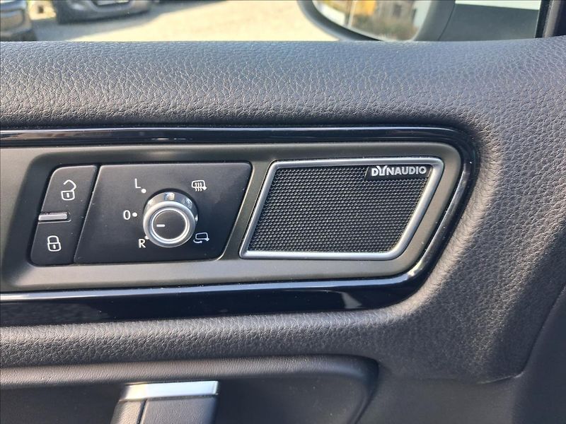 Volkswagen Touareg 3,0 R-Line, CZ, kamera - fotka 14 z 17