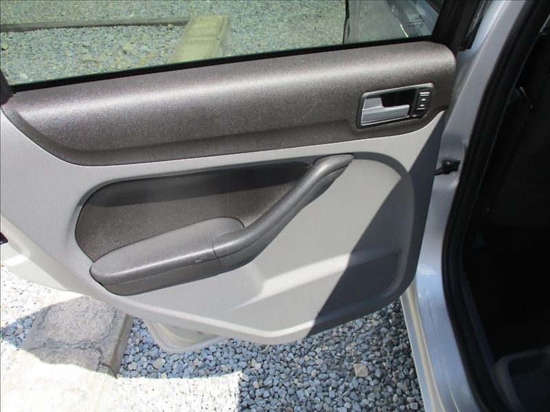 Ford Focus 1,6 i, klima, serv. kniha, - fotka 15 z 33