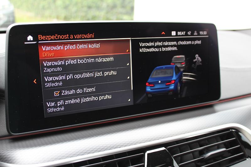 BMW Řada 5 M550i xDrive Sedan - fotka 19 z 28