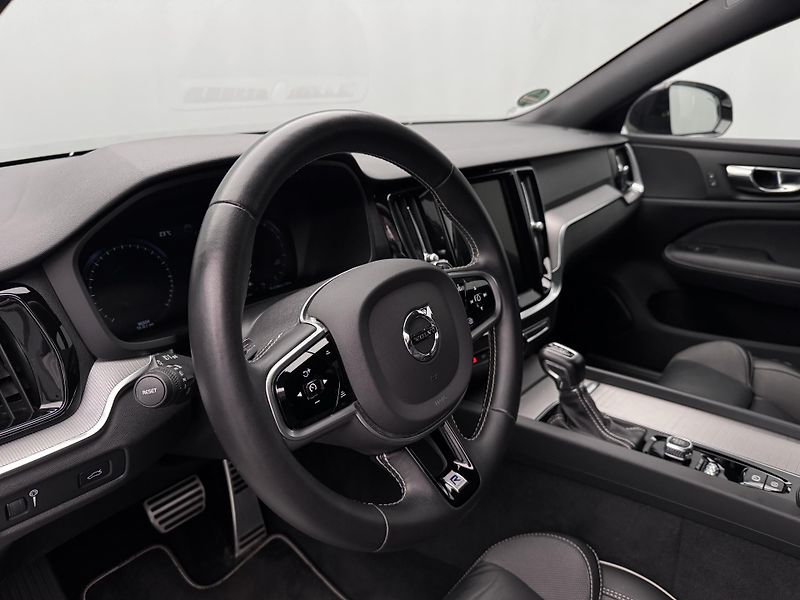 Volvo V60 T4 R-DESIGN AUT - fotka 3 z 47
